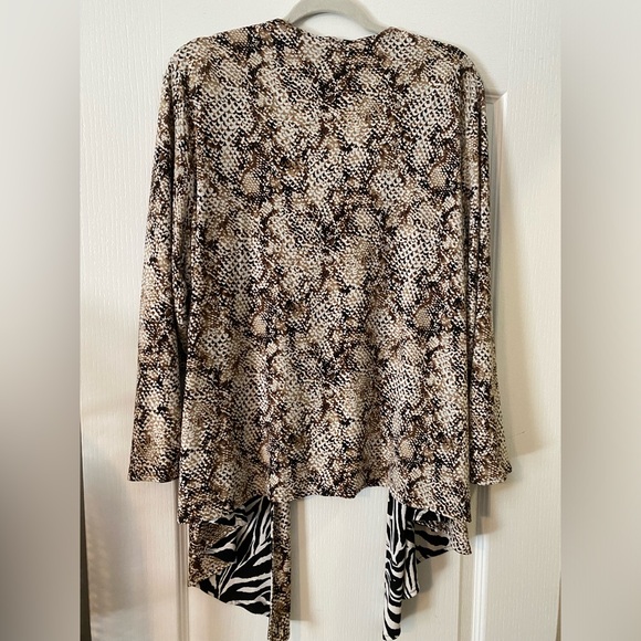 EUC, reversible animal print cardigan. Size 1x/2x, rayon like fabric - Picture 2 of 6